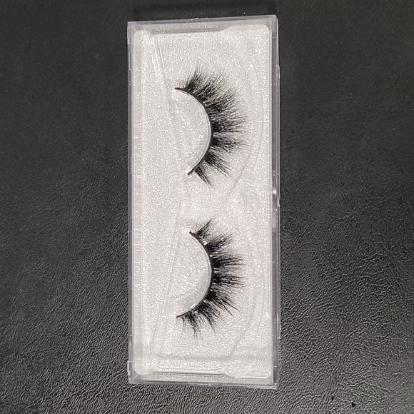 Strip Eyelash Extensions by Unlimitedlash "WIFEY" (One Pair) - Picture 3 of 4